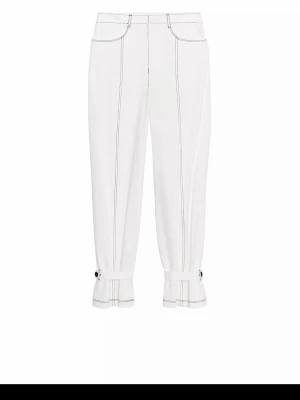 Vita jeans med kontrastsömmar från ZARA - Snygga vita jeans från ZARA med raka ben och markerade kontrastsömmar. Byxorna har hög midja, detaljerade benslut med knappar och uppvik, samt klassisk femficksdesign. Perfekta för en trendig och clean look. Jätte fina byxor, säljer då den inte passa mig. Dem är i storlek xs men skulle säga att de passar en S mer. Helt nya, aldrig använda endast testade.