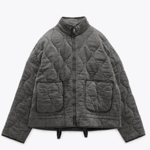 Zara quiltad jacka - Quiltad grå jacka från zara. Använd fåtal gånger. Mycket bra skick