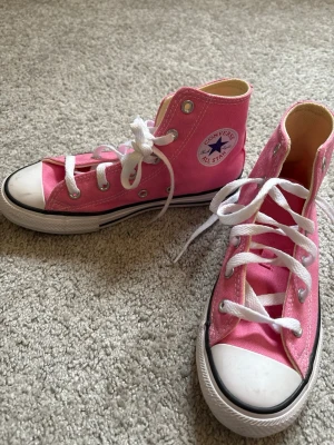 Rosa Converse  - Säljer ett par klassiska Converse skor , då det endast kom till användning 1 gång💕🍒perfekt till vår & sommar 