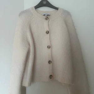 Beige kofta med stora knappar - Supermjuk och fluffig beige vit kofta ifrån Other stories använd endast 1 gång jätte fint sick. Tröjan är i storlek xs och jätte fin❣️❣️