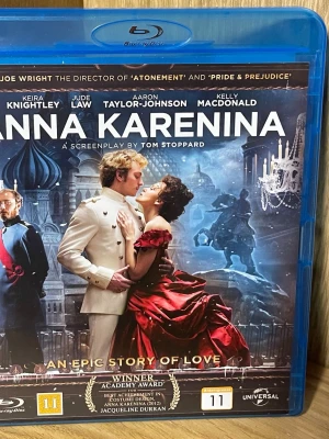 Anna Karenina Blu-ray film - Säljer Blu-ray-filmen Anna Karenina med Keira Knightley i huvudrollen. Omslaget är blått och filmen är baserad på Leo Tolstojs klassiker. Innehåller bonusmaterial och är på svenska, danska, norska och finska. Perfekt för dig som gillar drama och romantik.