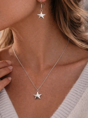 Smyckeset med stjärnhängen i stål - Snyggt smyckeset i rostfritt stål med halsband och örhängen, alla med matchande silverfärgade stjärnhängen. Kedjan är tunn och elegant, och stjärnorna ger en cool och trendig look. Perfekt för dig som gillar stilrena accessoarer med lite edge.