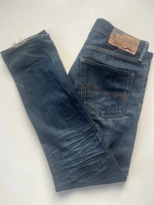 Denim & Supply Ralph Lauren Jeans - Sjukt snygga jeans från Denim & Supply Ralph Lauren! | De har unika slitningar och fades | Modell: Tapered Straight (sitter alltså straight/regular) | Skick: 8/10 | Storlek: 32/32 | Hör gärna av dig vid frågor!!