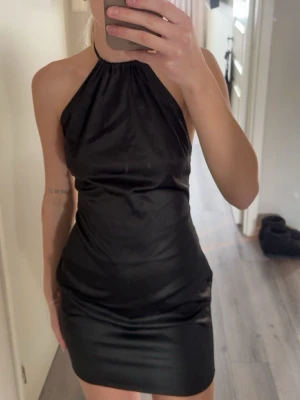 Svart halterneck klänning - Svart sidenklänning, öppen i ryggen. Använd enstaka gånger