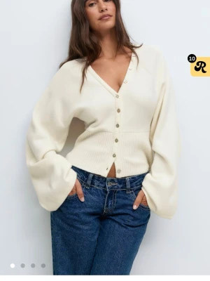 Figursydd kofta - Super fin stickad kofta från Gina! 💖