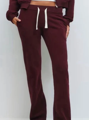 Vinröd mjukisdress - Säljer min mjukisdress från Gina tricot då det inte kommer till användning. Storlek L men passar mig som är M. Slutsålt på ginas sida, ser ut som russemerch. Säker BÅDE tröjan och byxorna för 429kr