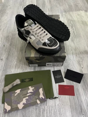 Valentinos rockrunners - Hejsan! Jag säljer nu ett par valentinos som är i jättefint skick (skicket 9,7/10) dem är bara testade men aldrig andvända pågrund av att de inte passade mig. Skorna är äkta och köpt i en butik kvittot har jag kvar. Allt tillbehör i som finns i annonsen ingår med skorna. Priset kan diskuteras lite gran vid endast snabbaffär. Hör av dig vid frågor! 👍