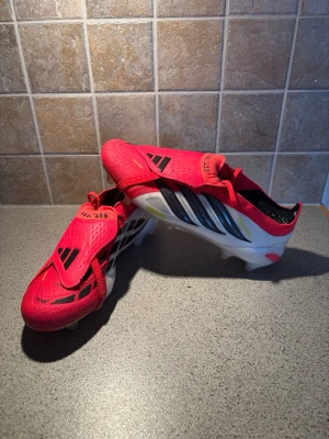 Adidas predator elite ag - Adidas predator elite ag 2026 i storlek 43 1/3, endast använda en gång, nyskick. 