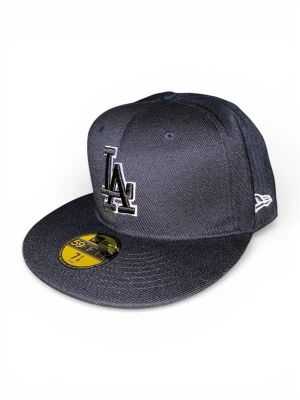 Svart LA New Era 59FIFTY keps - Snygg svart keps från New Era med LA-logga broderad framtill i vitt och svart. Klassisk 59FIFTY-modell med rak skärm och broderad New Era-logga på sidan. Tillverkad i slitstarkt material som ger en clean och sportig look. Den är 60,6cm.