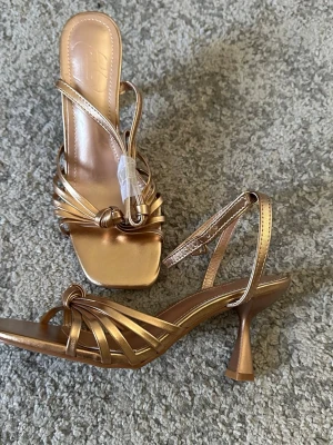 Guldiga/rosé färgade  klackar med remmar - Köpte på Vinted men har tyvärr inte kommit till användning sen dess. Därför helt nya. Låg klack. 💕