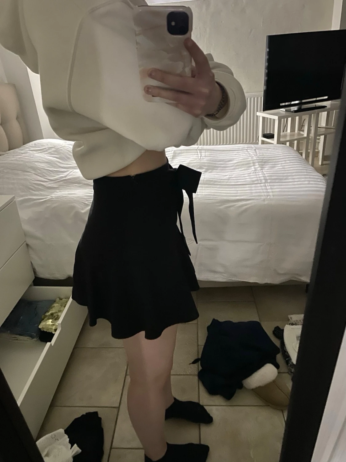 Svart kortkjol med rosett - 1