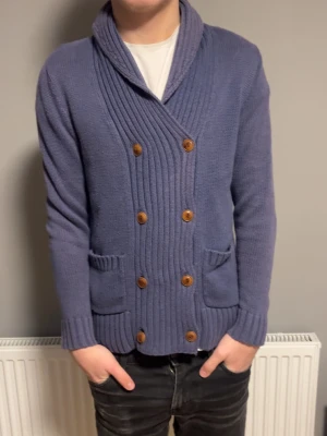 Ralph Lauren Kashmir cardigan - Säljer en Kashmir cardigan från Ralph Lauren. Modellen är 181. Skick 8/10 använd utan defekter!