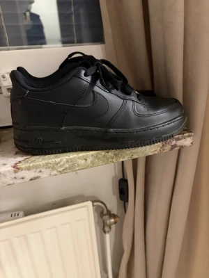 Nike air force 1 - Svarta Nike air force 1 i bra skick storlek 38,5