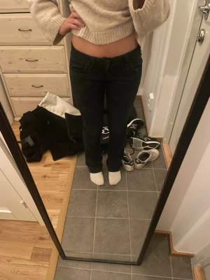 Svarta/ mörkblåa jeans från ltb  - Säljer ett par svarta/mörkblåa jeans från ltb med rak passform och klassisk femficksdesign. Jeansen har normal midja och är tillverkade i ett mjukt denimtyg som sitter snyggt på kroppen. Perfekta till en avslappnad och trendig look. Storlek: 24/30 modell: valrie