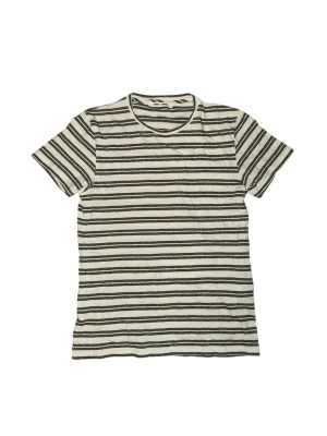 Randig t-shirt - Snygg t-shirt med svarta och vita horisontella ränder. Klassisk rund halsringning och korta ärmar. Tillverkad i mjuk bomull som känns skön mot huden. Perfekt för dig som gillar en enkel men stilren look.