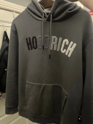 Grå HOODRICH hoodie - Säljer min gråa hoodrich hoodie för jag använder inte den längre. Priset kan diskuteras.