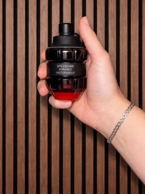 Spicebomb Infrared från Viktor&Rolf - Spicebomb Infrared från Viktor&Rolf väldigt snygg design och fin doft men tyvär passar den inte mig, ungefär 85 ml kvar från ordinarie 90ml