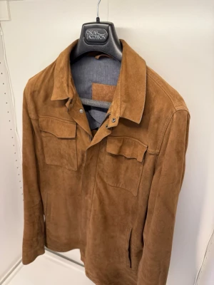 Massimo Dutti overshirt - Hääärlig overshirt från Massimo dutti, perfekt till våren. Bra skick, storlek M
