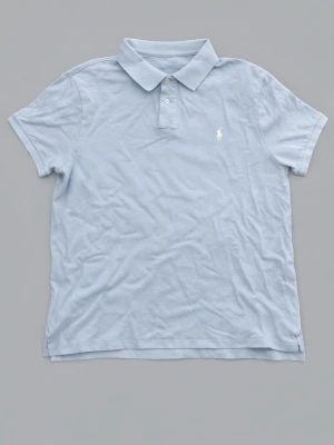 Ljusblå piké från Ralph Lauren - Säljer en ljusblå piké från Ralph Lauren, riktigt fet och perfekt nu inför våren. Den är oanvänd, kom för frågor!