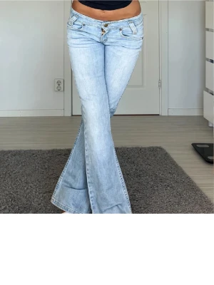 Jättesnygga ljusblå jeans!! - Säljer dessa supersnygga jeans eftersom jag behöver pengar, de är i superskick förutom att dom har en sminkfläck inuti fickan på höger sida, men det är inget som syns alls !!💕man ser på bild 3