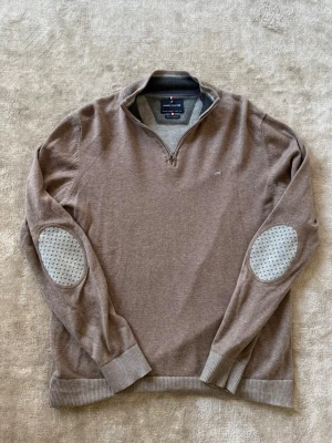 Daniel hetcher Zip - Säljer nu min exklusiva daniel hetcher half zip från Paris som inte längre kommer till användning. Den är i topp skick och kostar runt 2000kr nypris. Modellen på bilden är 186cm. Bara att höra av er vid frågor. Priset är ej hugget i sten. Mvh Liam