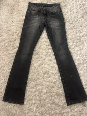 Svarta jeans Calvin Klein - Säljer ett par svarta jeans från Calvin Klein. Dom är i bra skick förutom lite slitna längst nere på benen men är inget man direkt tänker på. Lågmidjade och bootcut.