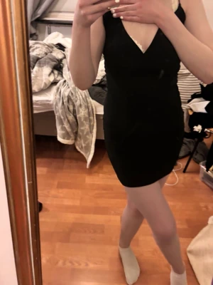 Svart kort klänning - Superfin säljer då den inte passar. Vet inte storleken men den passar inte mig som har xs-s