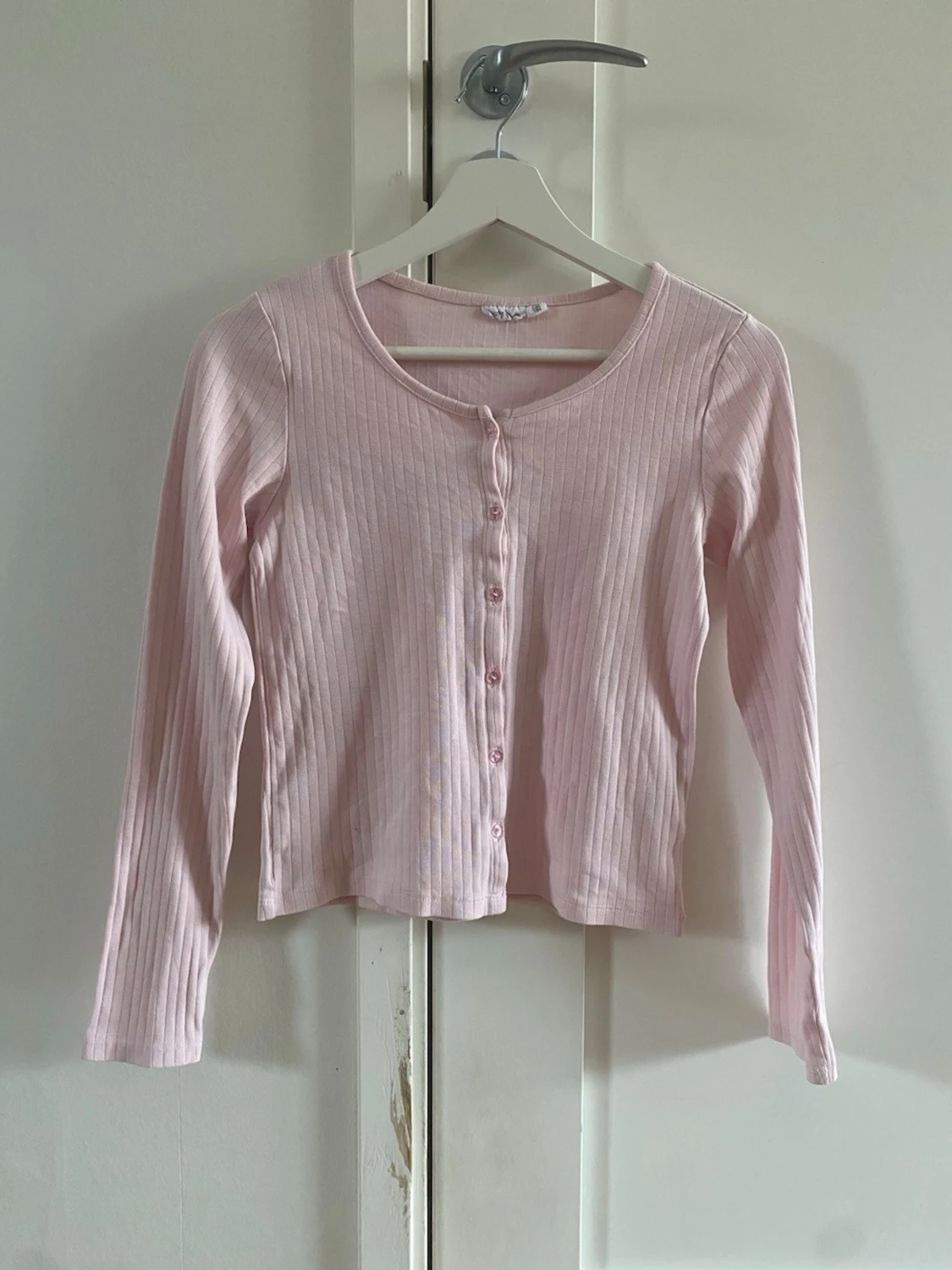 Ljusrosa ribbad kofta med knappar