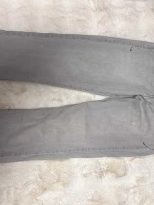 Populära ltb jeansen - Grå ltb jeans, eftertraktade fina och coola säljer då dem är för stora på mig storlek w27 L30