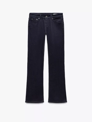 Mörkblå bootcut jeans från Zara - Säljer ett par lågmidjade mörkblå bootcut jeans från Zara. Jeansen har raka ben som slutar i en lätt utsvängd siluett och är tillverkade i mjuk denim med stretch för extra komfort. Sparsamt använda och i fint skick! Säljer då dom inte kommer till användning längre då jag har för många jeans.