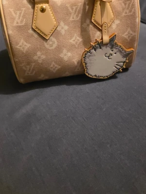 Louis Vuitton Speedy 20 - Handväska från Louis Vuitton med klassiskt monogrammönster och ljusa läderdetaljer. Väskan är chippad med NFC tag för verifiering. Tyvärr inga tillbehör kvar.