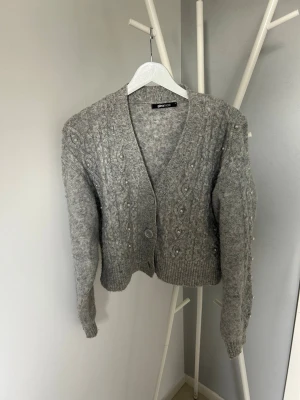 Stickad kofta  - Jättesöt stickad kofta med pärlor. Lite nopprig på sina ställen men man tänker på 🥰