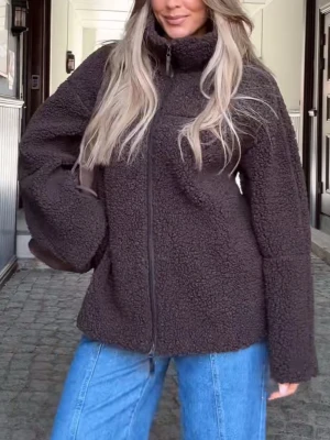 Brun teddyjacka - En väldigt snygg och mysig brun teddy jacka från Gina tricot. Jackan har en hög krage och hel dragkedja samt fickor. Den är i väldigt bra skick och passar perfekt nu inför våren🤎