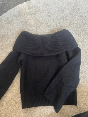Svart off shoulder stickad tröja - Svart stickad tröja med offshoulder och utsvängda armar💞 Jättebra skick! lappen är av så vet tyvär inte vart ifrån men den är i xs! 