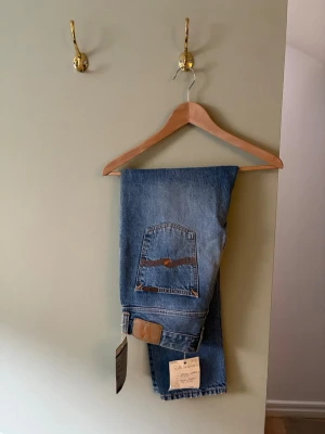 Steady Eddie II Nudie - Ljusblåa med lite stilren slitning från nudie går inte fel. Skick helt nya  