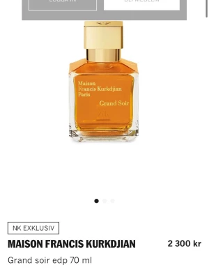 Maison Francis Kurkdjian Grand Soir 70 ml - Lyxig parfym från Maison Francis Kurkdjian, Grand Soir, i en elegant fyrkantig glasflaska med gyllene lock och bärnstensfärgad vätska. Flaskan har guldfärgad text och rymmer 70 ml eau de parfum.