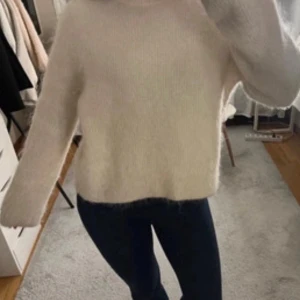 Vit fluffig stickad tröja - Mysig vit stickad tröja med fluffig känsla och avslappnad passform. Tröjan har långa ärmar, rund halsringning och liknar mohairtröjorna från H&M.  Skriv vid frågor🩷