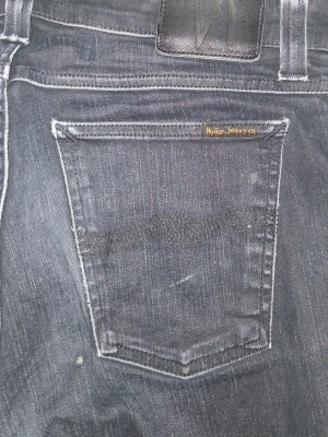 Nudie jeans - Säljer ett par svarta nudie jeans. perfekta till sommaren. Längd 34 och w32
