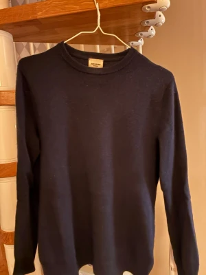 Mörkblå stickad tröja John Henric - Säljer för jag inte använder den mycket, den är i bra skick 