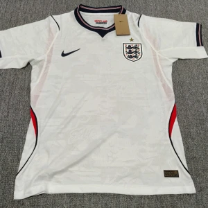 England fotbollströja storlek S - Helt ny och oanvänd. Skriv gärna för mer info!