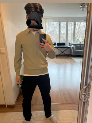 Stickad tröja med krage - Snygg ljusbeige stickad tröja med klassisk krage och långa ärmar. Tröjan har ribbade muddar vid ärmslut och nederkant samt en diskret struktur i materialet. Perfekt för dig som gillar stilrena och tidlösa plagg.