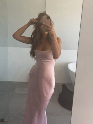 Balklänning  - Säljer min balklänning som jag hade 2023 då jag tänker att någon annan säkert vill ha den🩷Orginalpris 1 200kr 