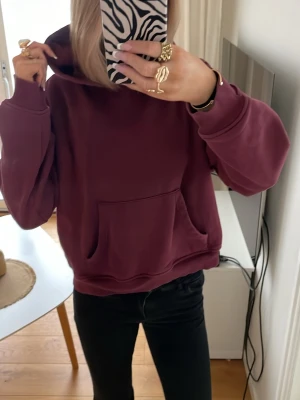 Vinröd hoodie  - Säljer en vinröd hoodie i storlek M men skulle säga att den passar mer xs-s