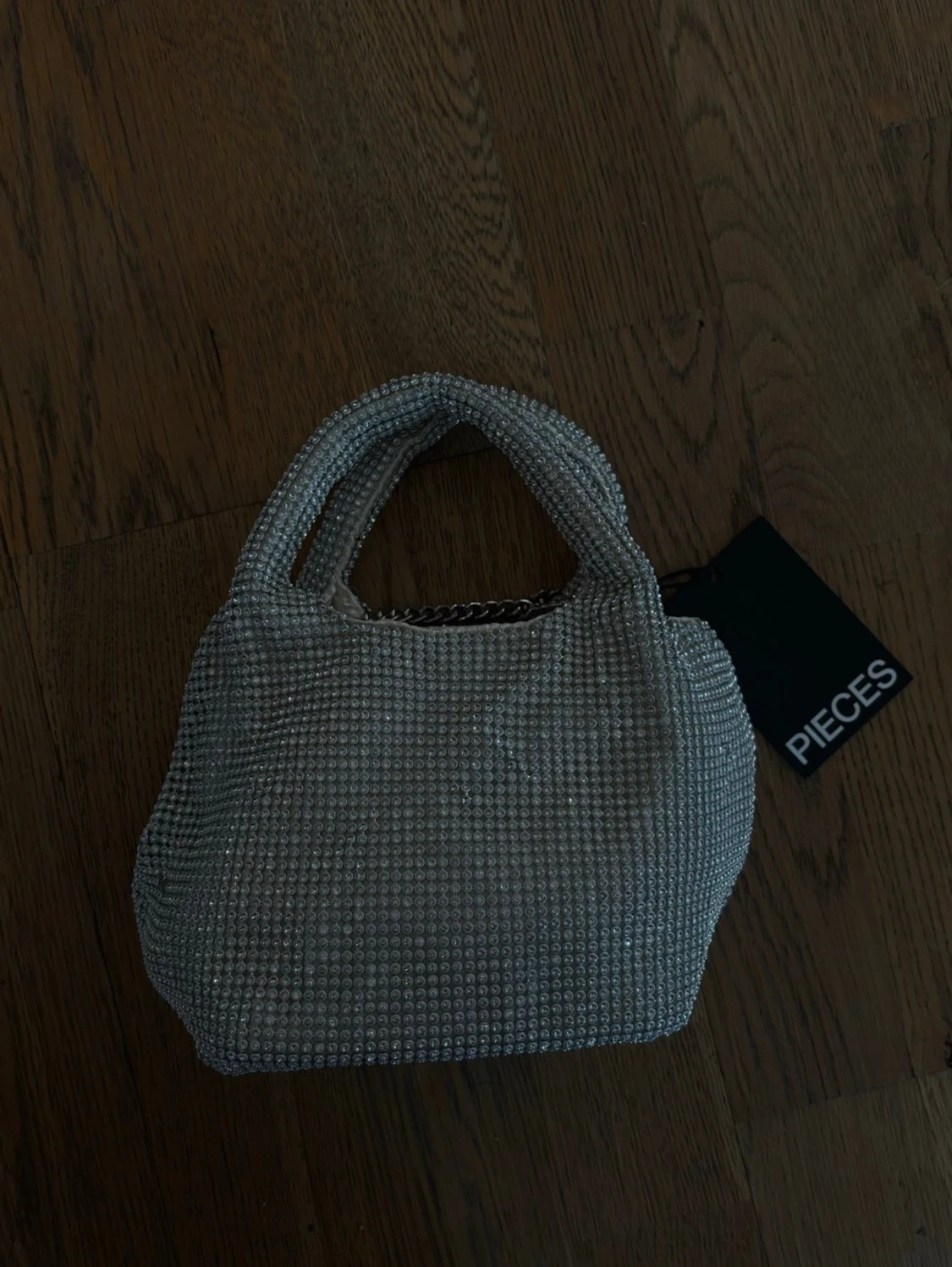 Glittrig handväska från Pieces.  - 1