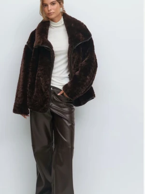 Mörkbrun jacka med krage - Säljer en oversized mörkbrun teddyjacka med bred krage och dragkedja. Jackan har en fluffig, mjuk struktur och detaljer i fejkläder längs kanterna. Perfekt för dig som vill ha en trendig och mysig look i höst och vinter.