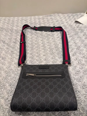 GG Axelväska  - Snygg axelväska i mörkgrått. Perfekt för dig som vill ha en stilren, lyxig och trendig accessoar.