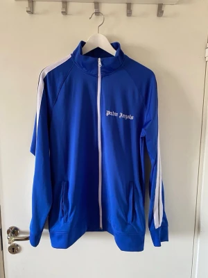 Palm Angels, Tröja - Palm Angels zip tröja i färgen blå. Strolek M men passat även L. Riktitgt bra sick. Skriv för mer info osv….