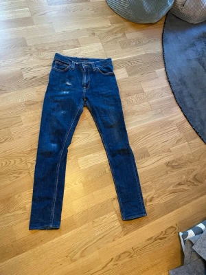 Mörkblå jeans från Nudie Jeans - Ett par i princip nya nudie jeans. Storlek W30 L32, riktigt feta med chans att göra egna washes och minnen med märken. Skriv vid minsta fråga eller bud.