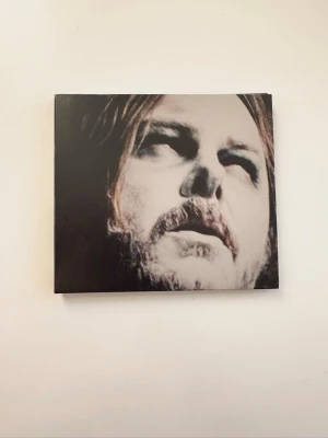 CD: Mattias Ahlberg - Begravning  - Mattias Ahlberg - Begravning CD. Skivan innehåller låtarna: Kungen Bestämmer, Skända Flaggan, Raggare, Med Satan, Police Story, Serotonin, Vilken Pärla, Solljus/Gråljus, Aldrig Mera Skygg. Mycket gott skick.   (skickas helst, men kan även hämtas i Stockholm vid behov)