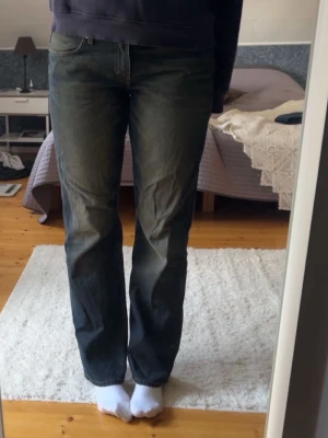 Mörkblå raka jeans - Raka Weekday jeans som inte kommer till användning längre!🤗 W32 L34 